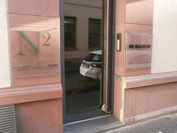 Halten Sie Aussschau nach dem Eingang mit den Schildern N2 und Mimanchi